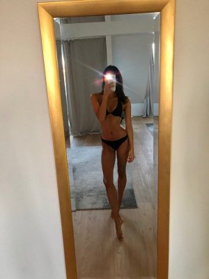 Izie escorts service in Neenah WI & sex dating